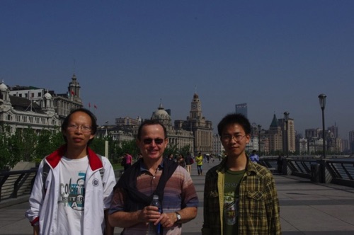 Strolling the Bund with kind graduate students from Fudan